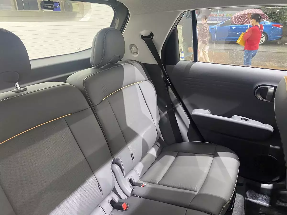 현대 캐스퍼 실내 카키 투톤 정확한 컬러 명칭은 다크크레이 라이트 카키 투톤