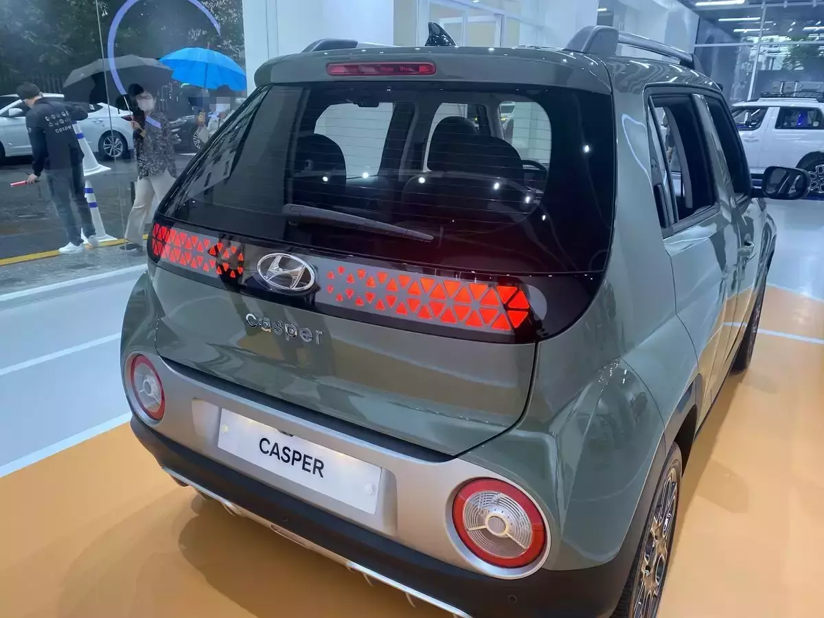 캐스퍼 카키 컬러 궁금한 사람들 많을 듯, 실제로는 쨍 한 느낌 보다는 조금 부드럽고 연한 우유 좀 넣어서 섞은 그런 느낌이었다