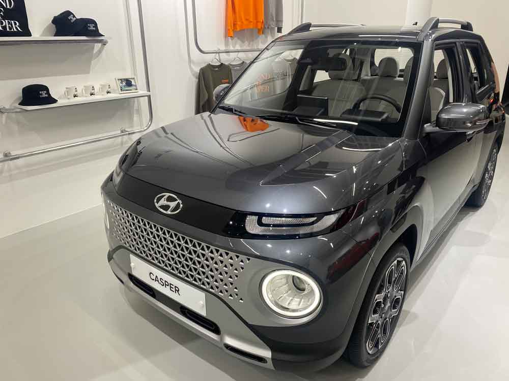 현대자동차 캐스퍼 티탄 그레이 메탈릭 실물 색상 생각보다 이 컬러가 조명 아래서 너무 이뻤다